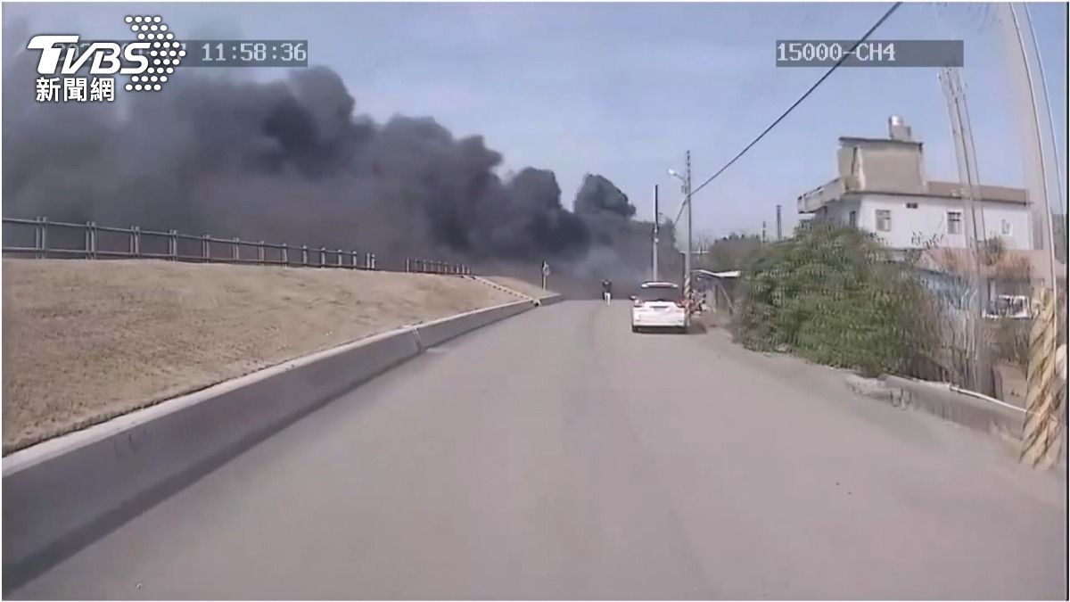 苗栗空地船墊起火「黑龍竄天」!燒400平方公尺 電纜燒熔急搶修。(圖/TVBS)