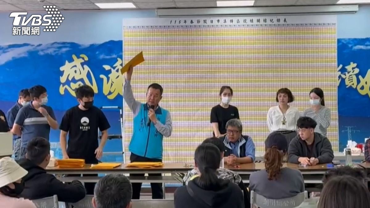 同樣搶手的還有屏東潮州春節的不斷電市集攤位競標。(圖/TVBS)