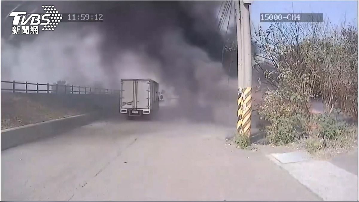 苗栗空地竄火!黑煙遮路電纜燒熔。(圖/TVBS)