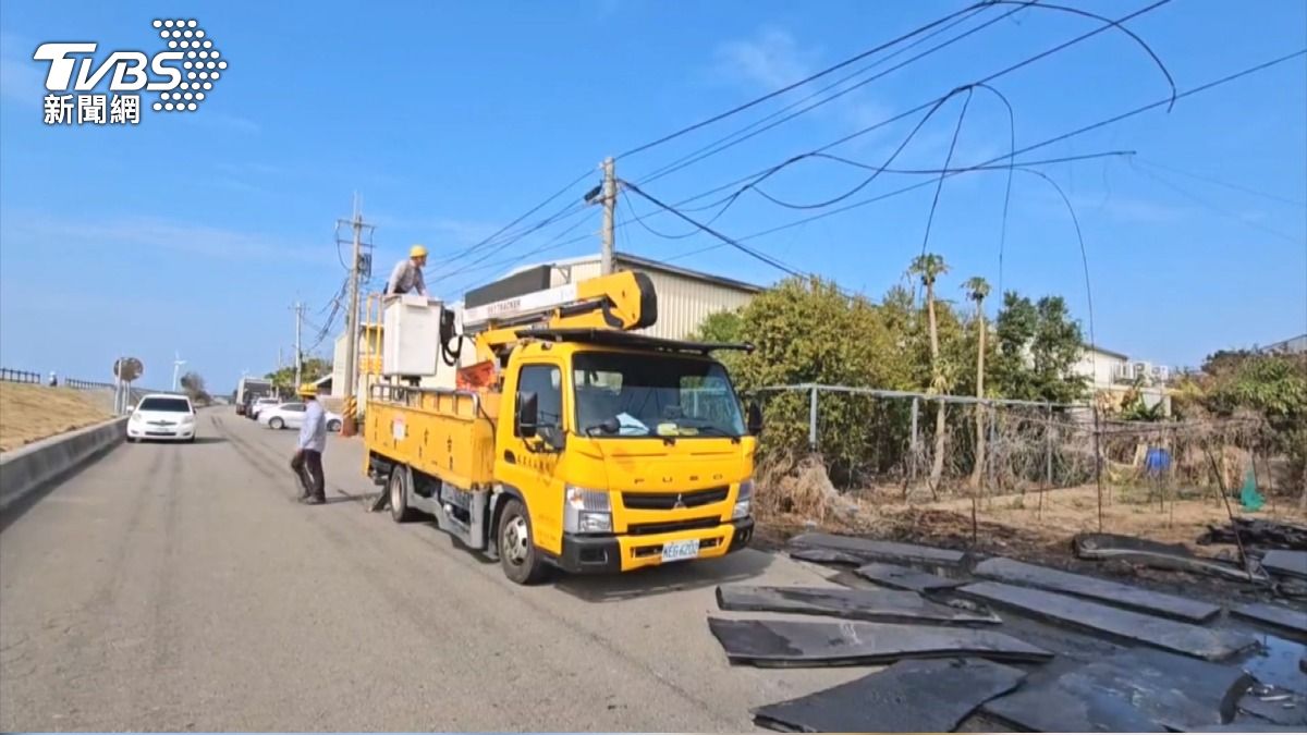 船墊起火黑煙猛竄 台電中華電遭殃。(圖/TVBS)