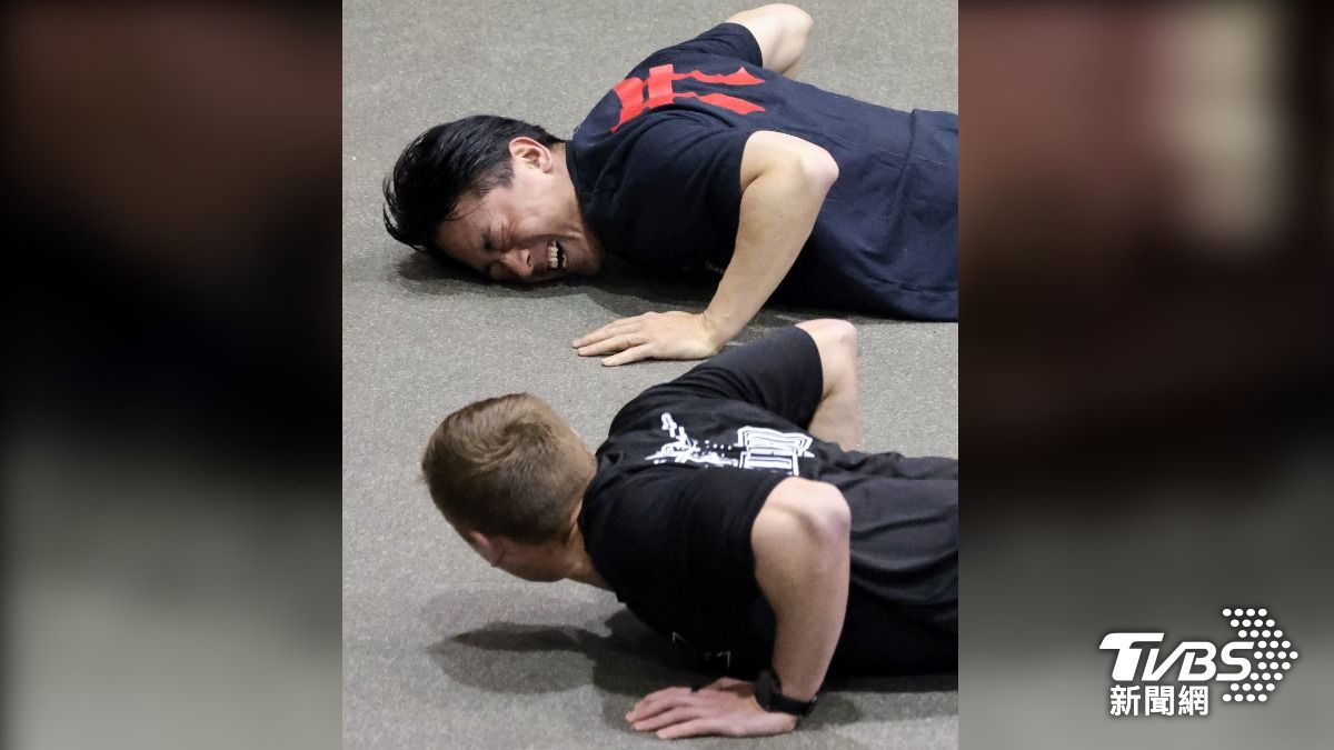 日本防衛大臣小泉進次郎與美國國防部長赫格塞斯進行體能較勁 (圖/達志影像路透社)