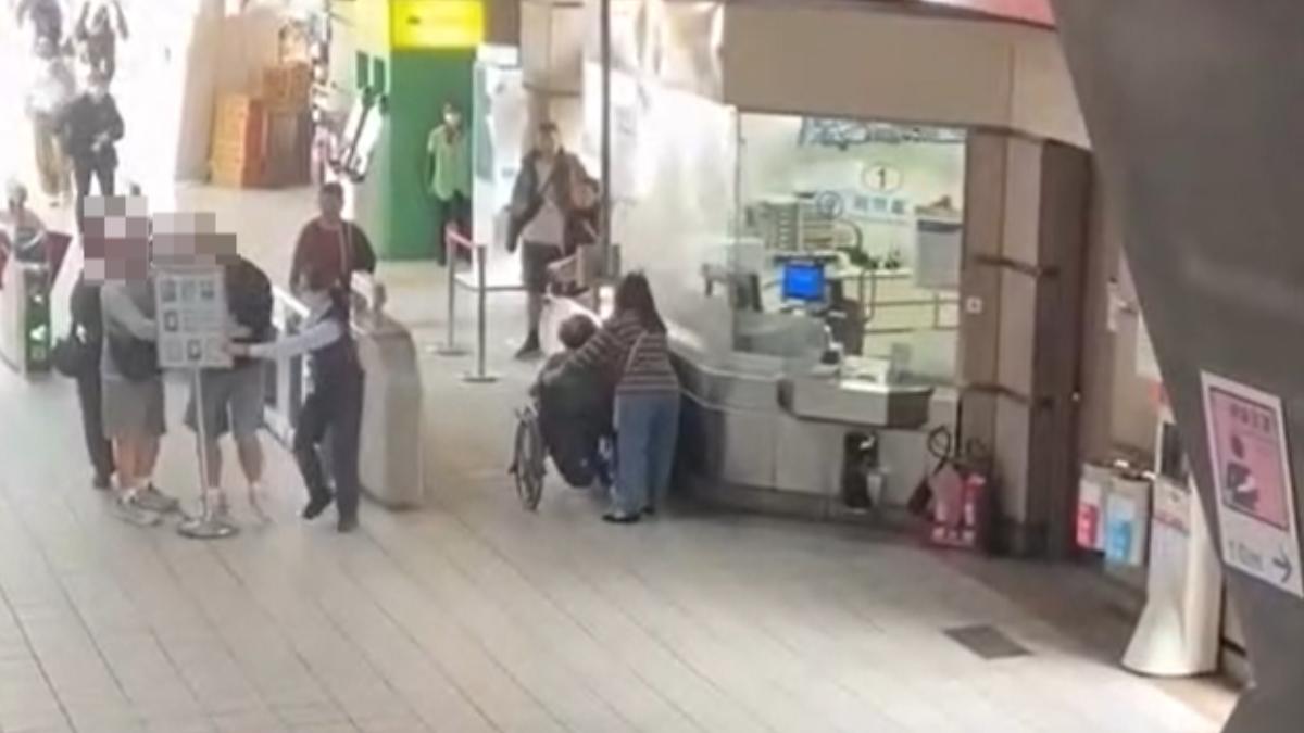 男子疑似要拿捷運站內的告示牌丟人，還好友人急制止帶離。（圖／ Threads@nini202893）