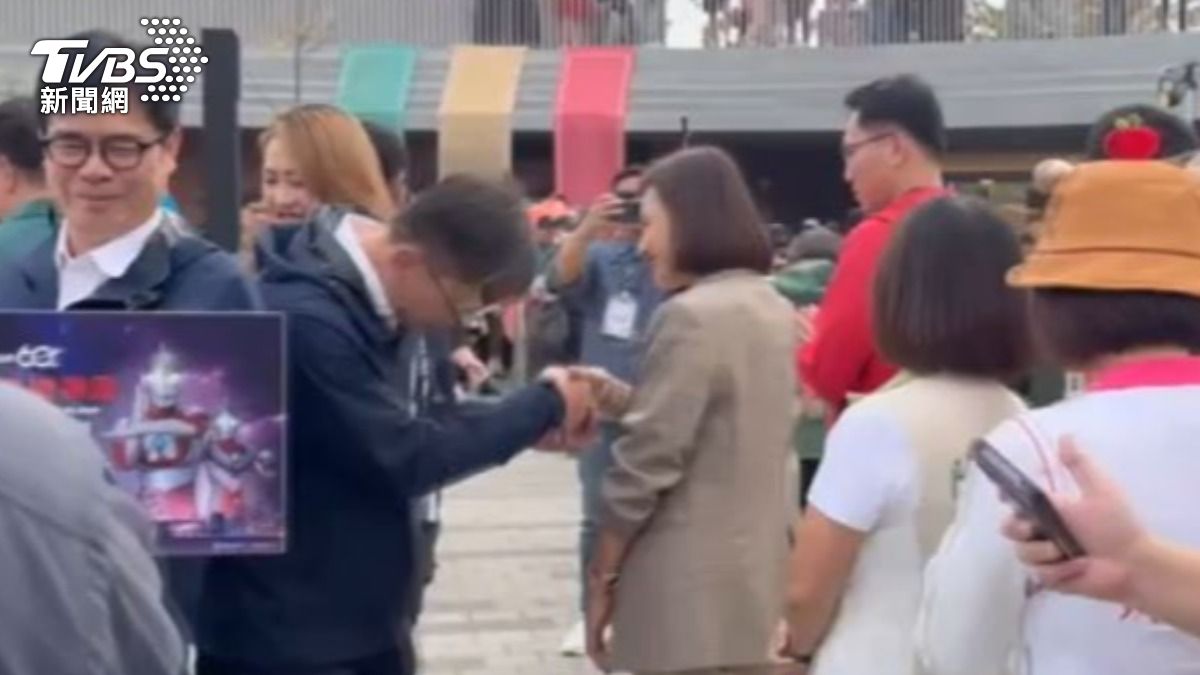 民進黨高雄市長參選人賴瑞隆與立委邱議瑩。(圖/TVBS)
