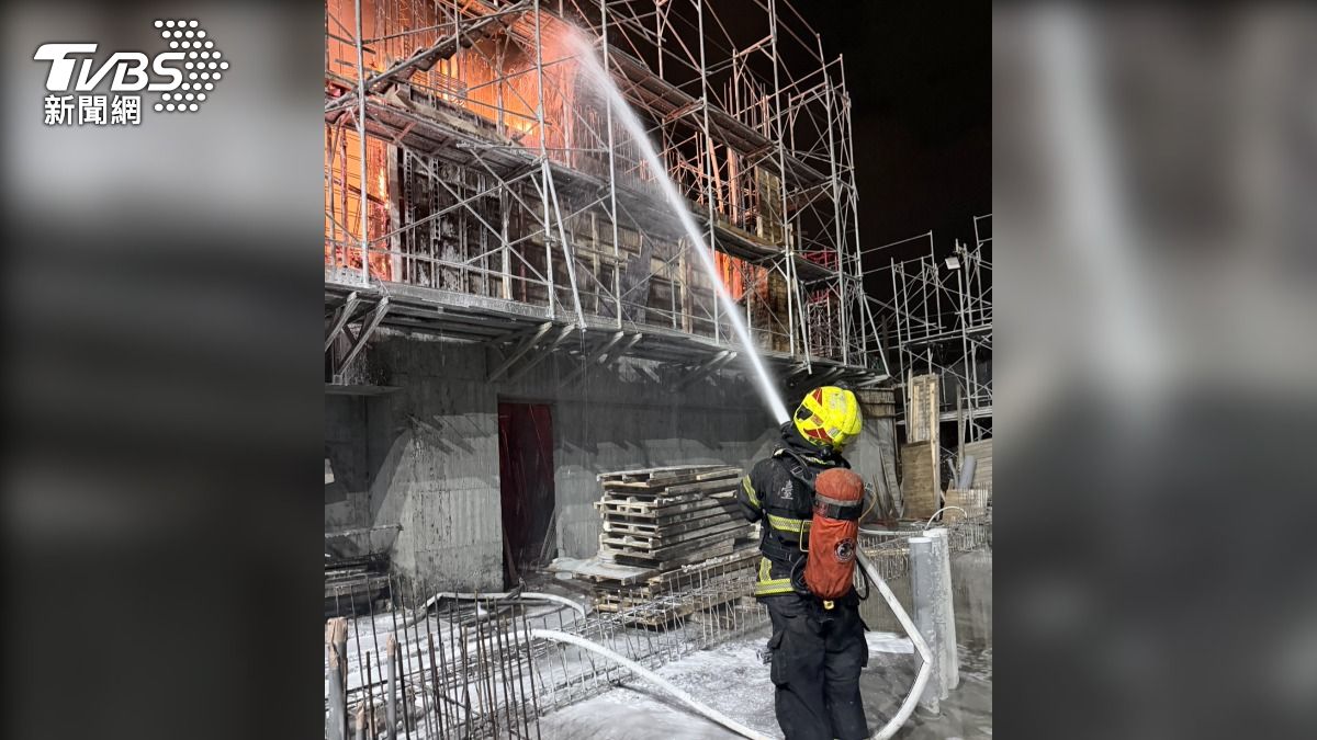 由於工地還在興建中,消防人員必須扛著空重近8公斤的水線,穿著3至4公斤的消防衣,徒步爬上26層樓高的建築。(圖/TVBS)