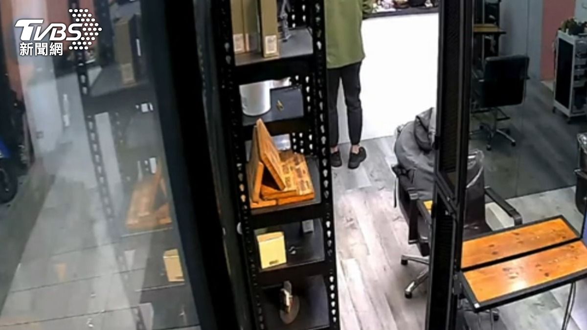 消防員為了趕救災，衝進美髮店求助。（圖／TVBS）