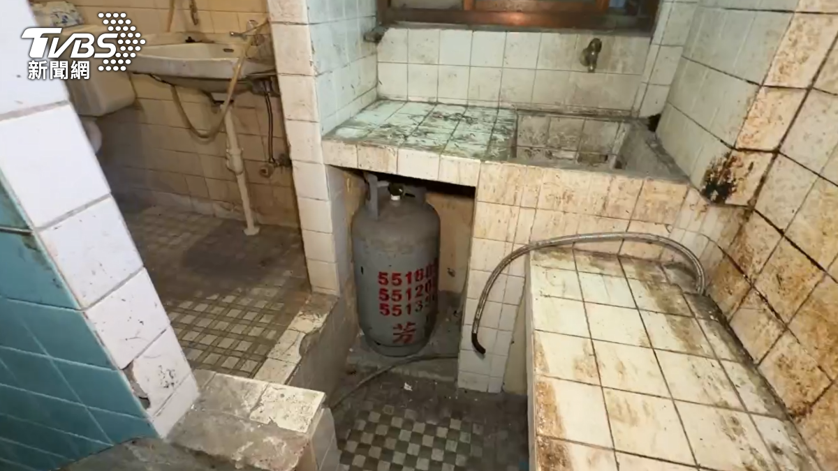 高雄透天厝月租6千超便宜，鄰近捷運泛黃屋況，有人坦言雖然價格划算，但看起來有點可怕。（圖／TVBS）