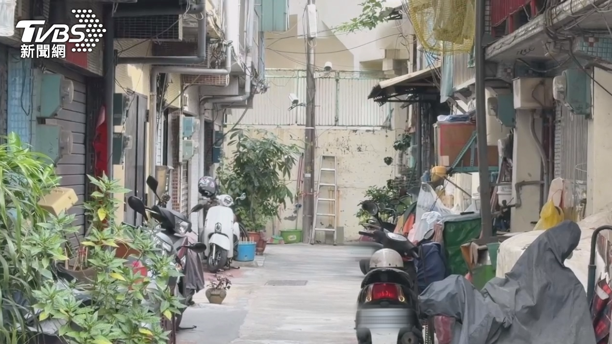 附近民眾對於這個價格反應不一，有人認為整棟透天厝月租6000元確實便宜。（圖／TVBS）