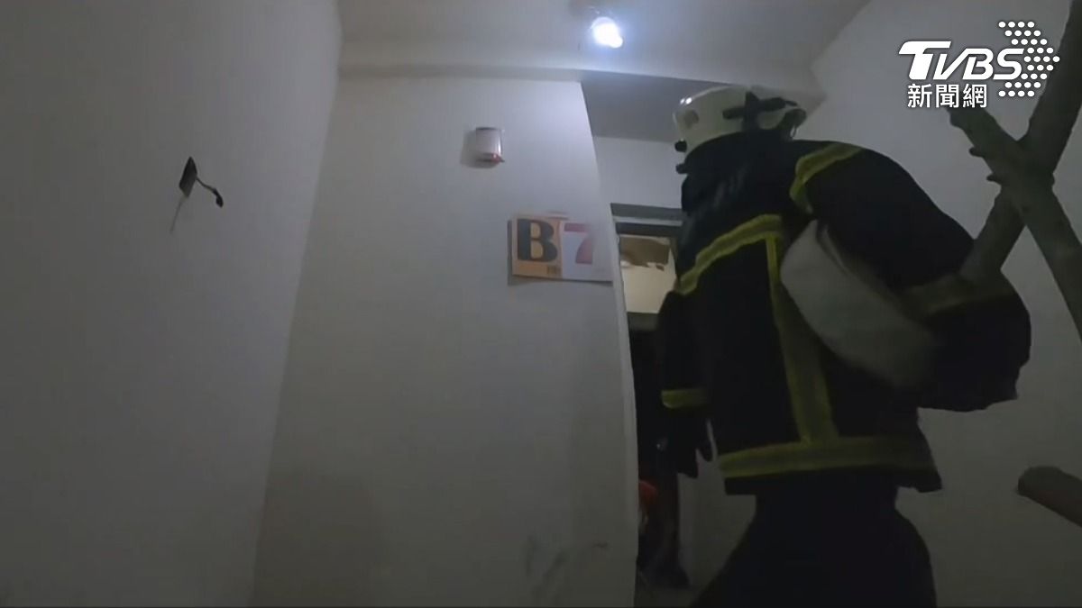 台南26層新建案火警,雲梯車無法派上用場,消防人員只能扛著笨重的水袋爬樓梯上去滅火,2小時才撲滅。(圖/TVBS)