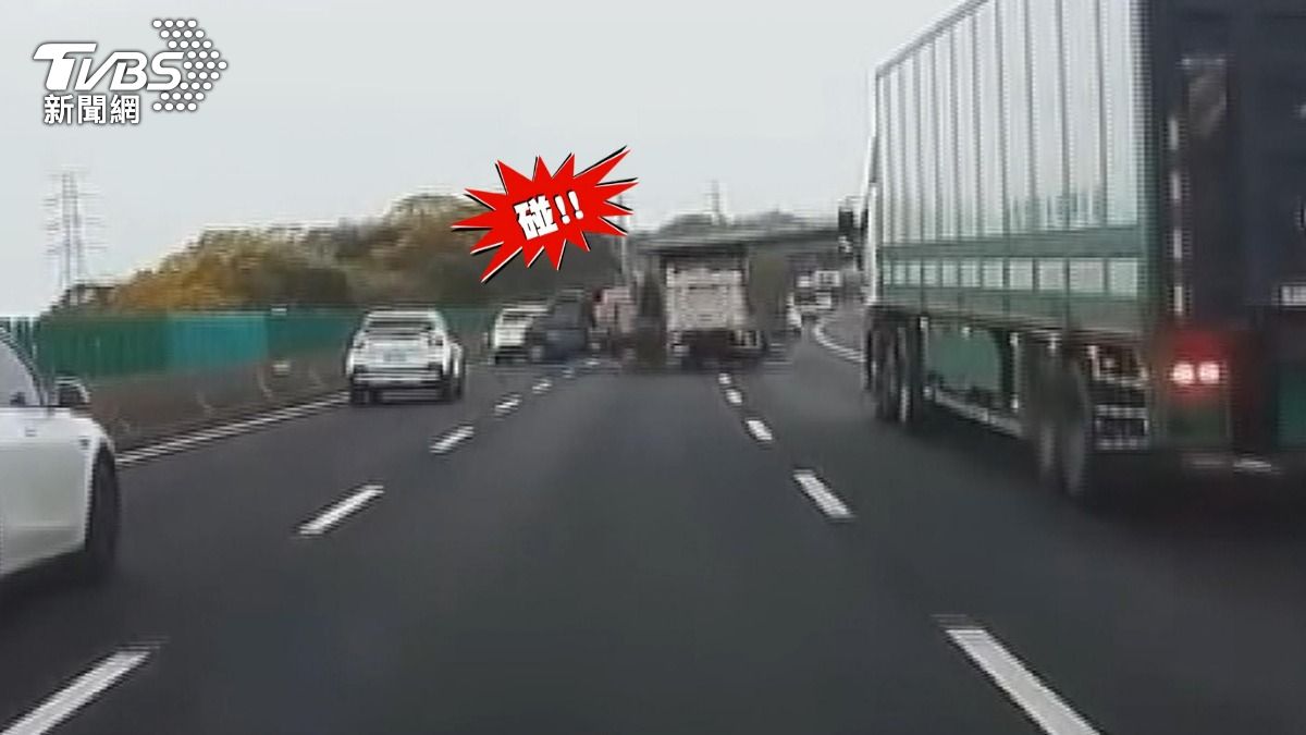 驚悚瞬間曝!貨車追撞「原地360度轉一圈」 肇事者反而送醫了。(圖/TVBS)