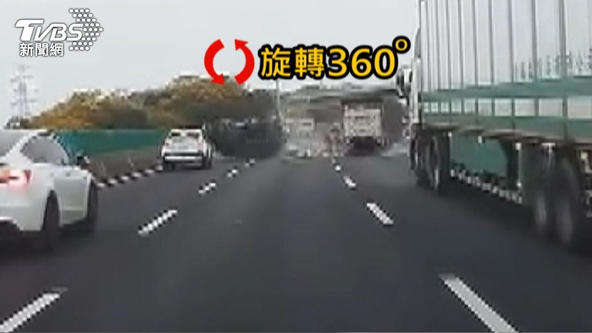 疑恍神撞故障車!貨車原地轉一圈。(圖/TVBS)