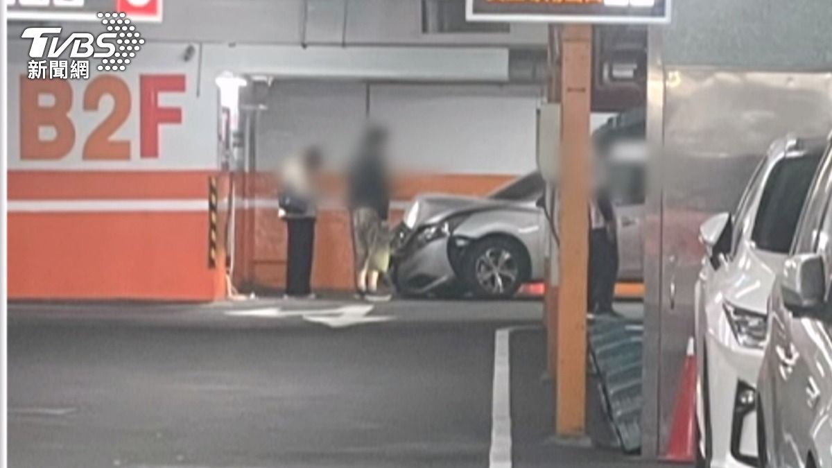 停車變穿牆？外籍男「撞破」台中百貨牆。(圖／TVBS)