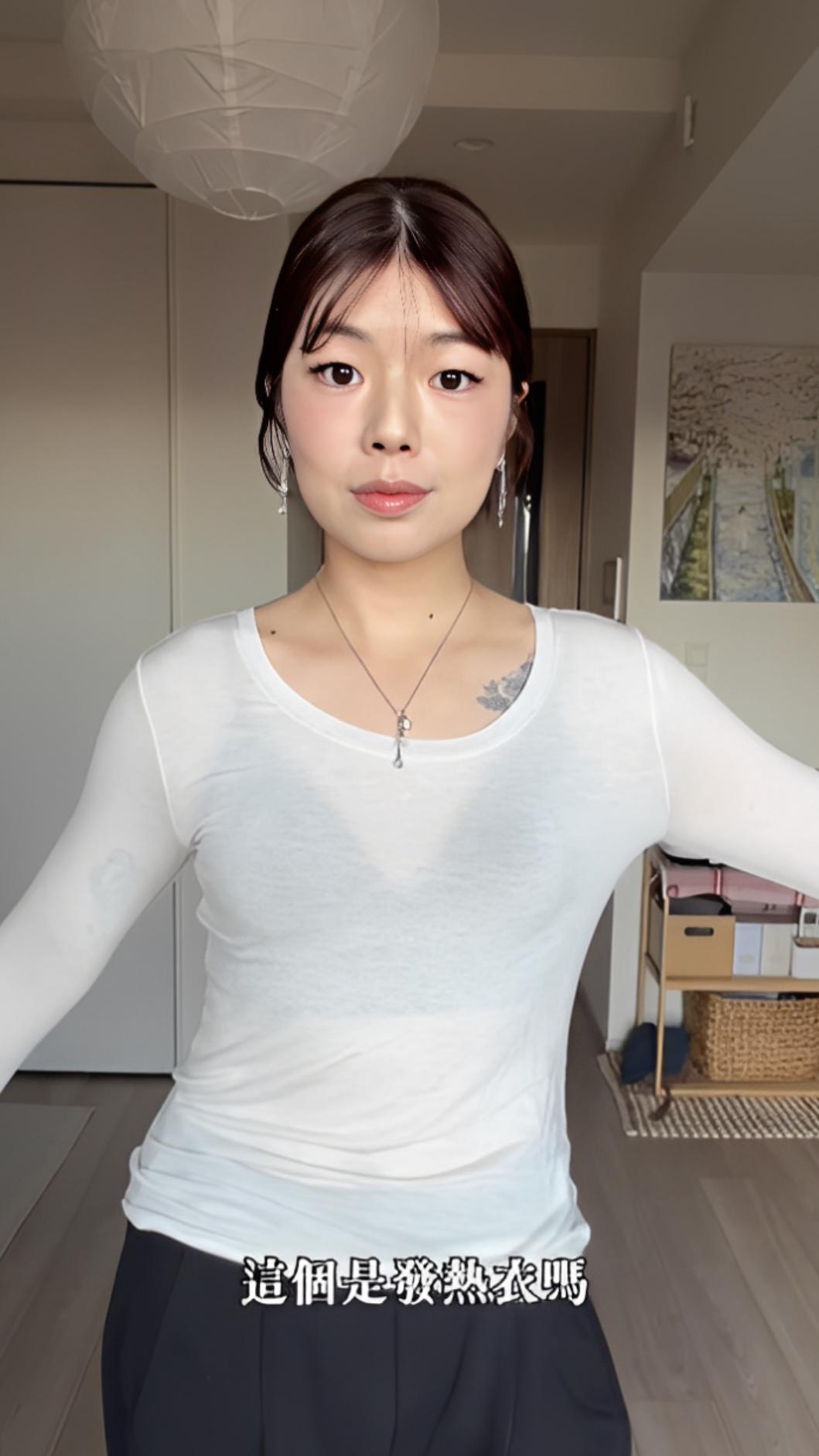 UNIQLO HEATTECH系列淺色發熱衣若隱若現,穿出「辣妹感」。(圖/翻攝自IG@itspeachi_ )