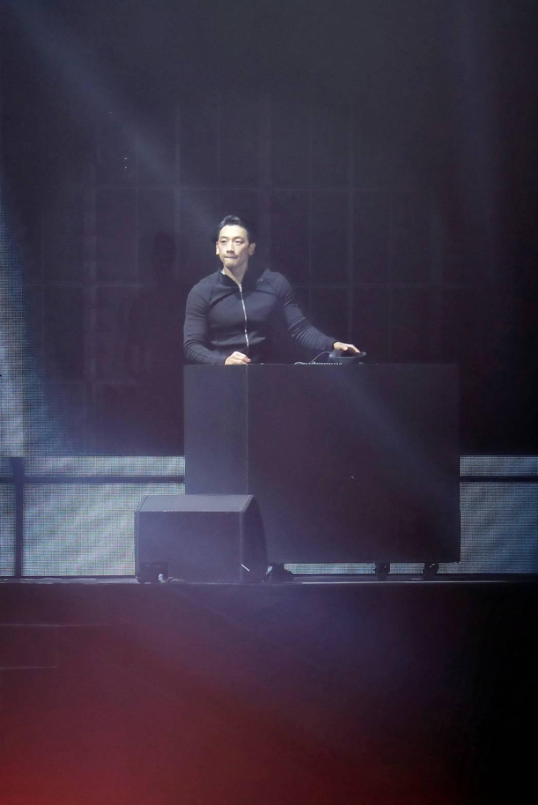 除了歌舞表演,RAIN今晚還化身DJ。(圖/讀者提供)