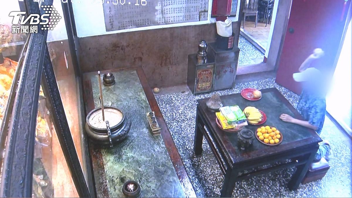 跪神桌前訴苦突暴走！男「砸筊杯丟水果」鬧事。(圖／TVBS)