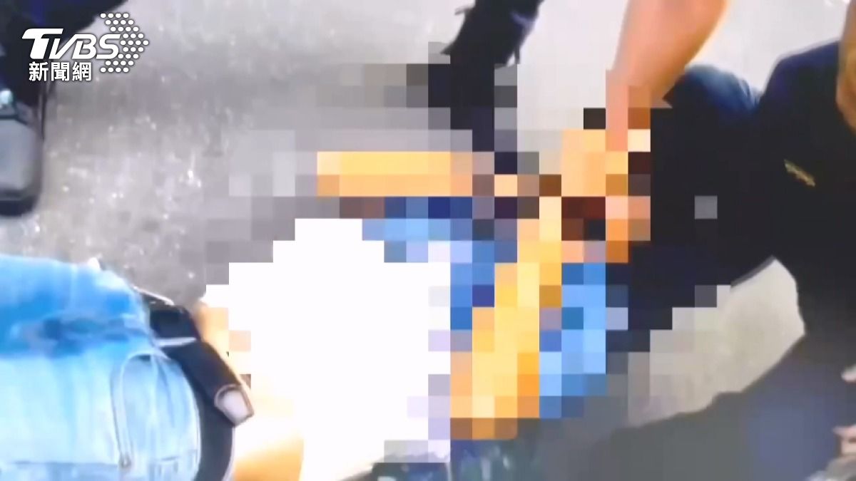 向神明訴苦變調！男砸廟推警遭壓制。(圖／TVBS)