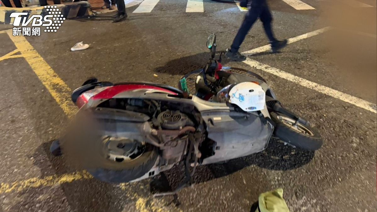 三峽一對母女雙載因不明原因與大貨車碰撞，發生死亡車禍。（圖／TVBS）
