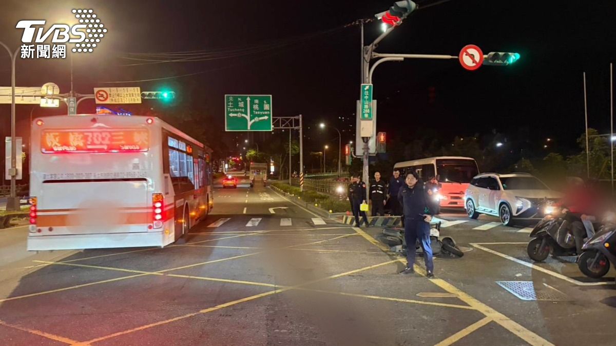 三峽區復興路與隆恩街口，今稍早發生車禍。（圖／TVBS）