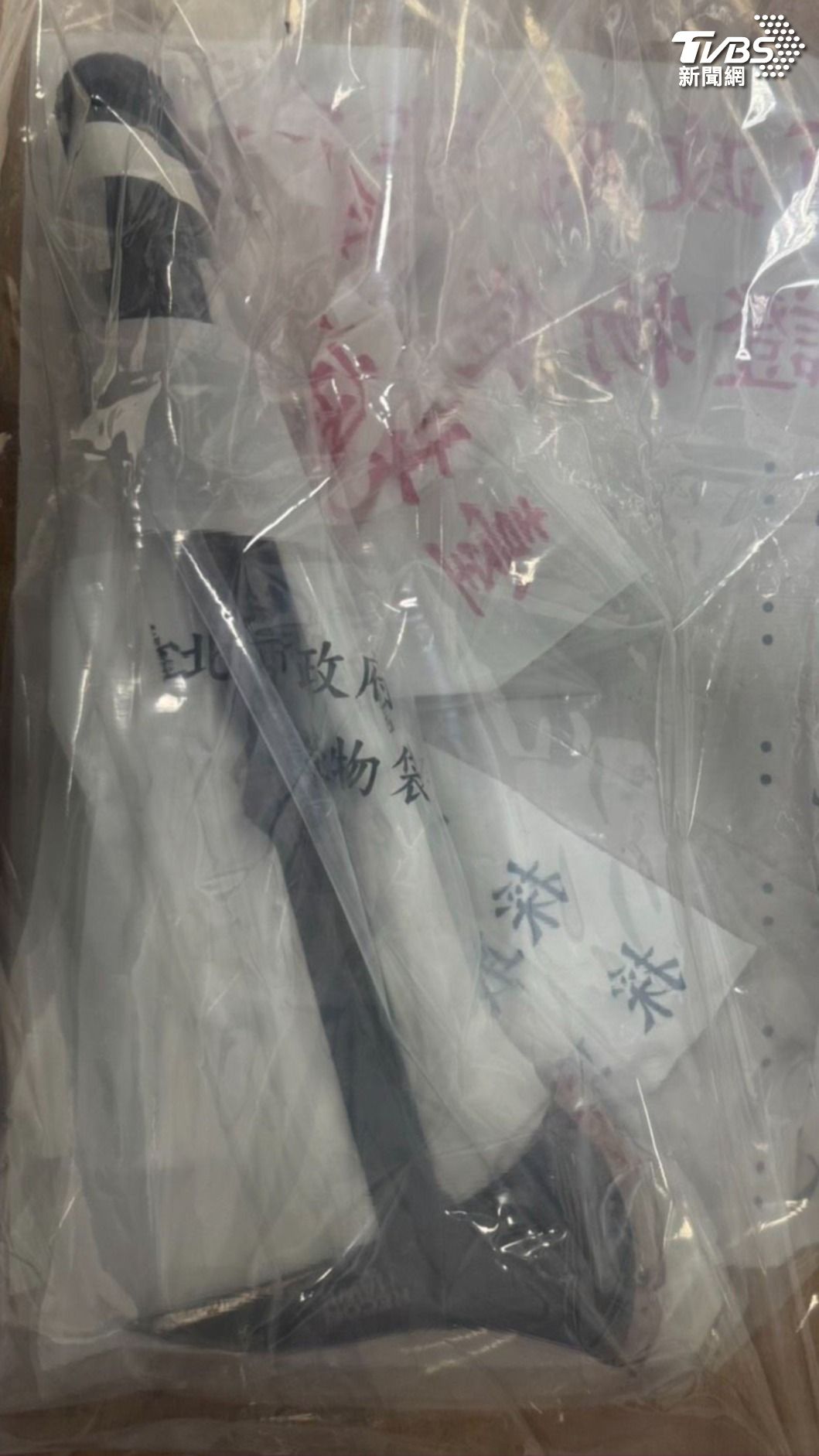 警方逮捕盧嫌後起獲其犯案之斧頭。（圖／TVBS）
