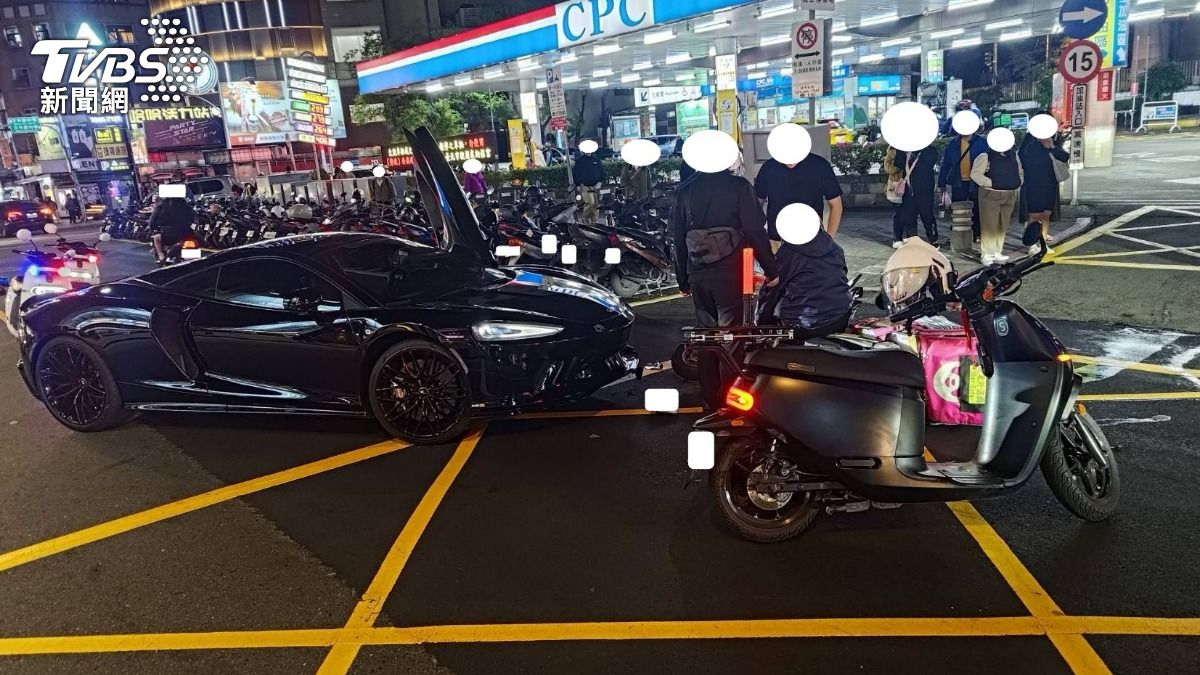 士林夜市千萬麥拉倫超跑左轉撞外送機車 民眾圍觀:這下吃力了
