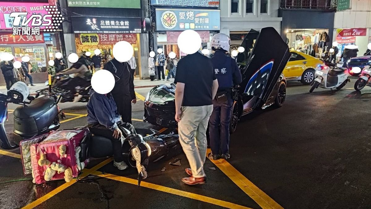 要價超過千萬的麥拉倫超跑擦撞外送員機車,引起民眾圍觀。(圖/TVBS)