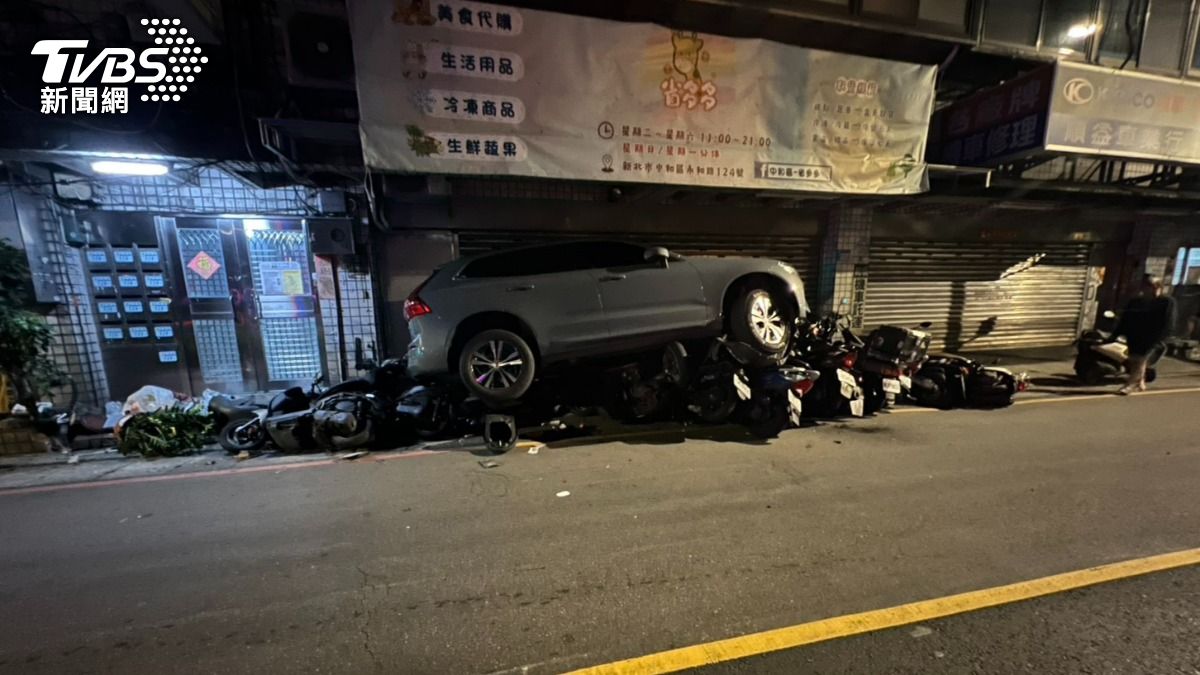 疲勞駕駛釀禍!「瑞典坦克」失控猛撞13輛機車卡在車堆上