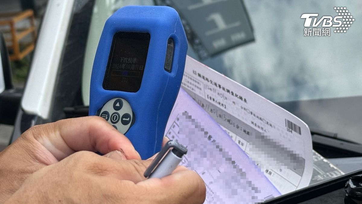 台東警方凌晨巡邏時,發現機車男騎士闖紅燈跟隨攔查,並執行酒測。(圖/TVBS)