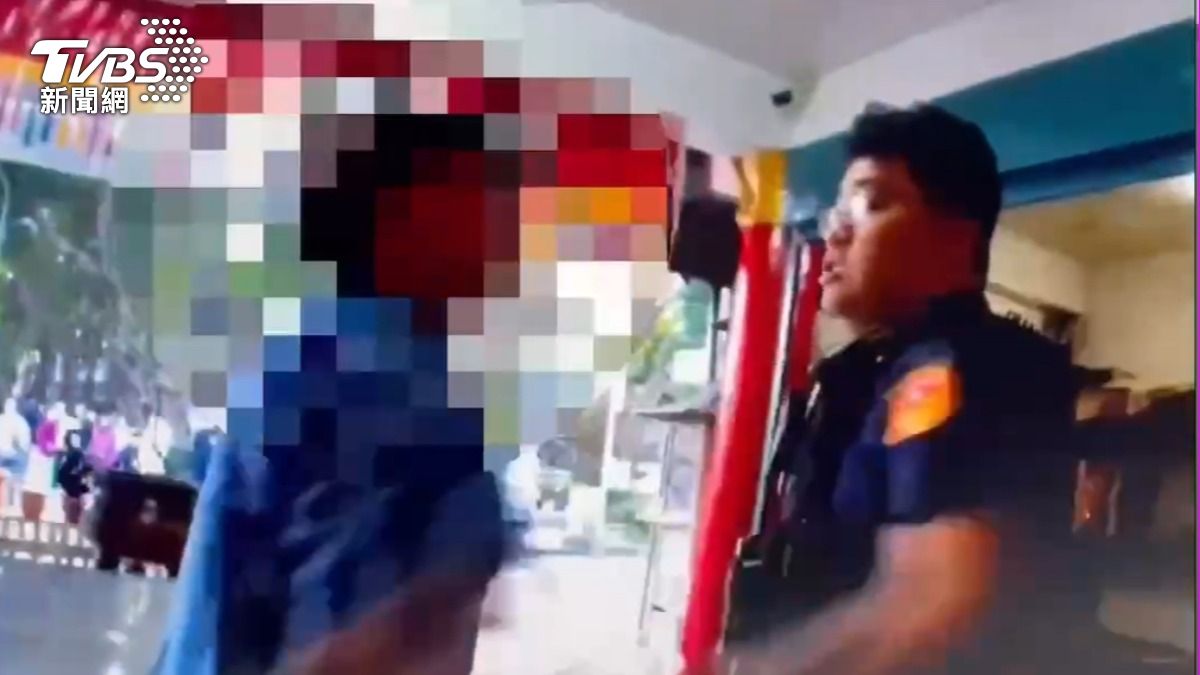 醉漢大鬧信義區土地公廟,警方到場後越發激動還對警飆罵。(圖/TVBS)