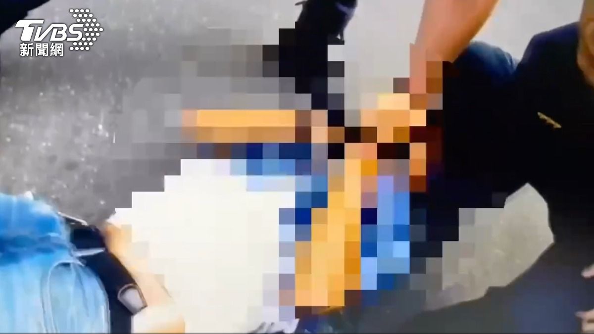 醉漢遭警壓制帶回派出所強制管束。(圖/TVBS)
