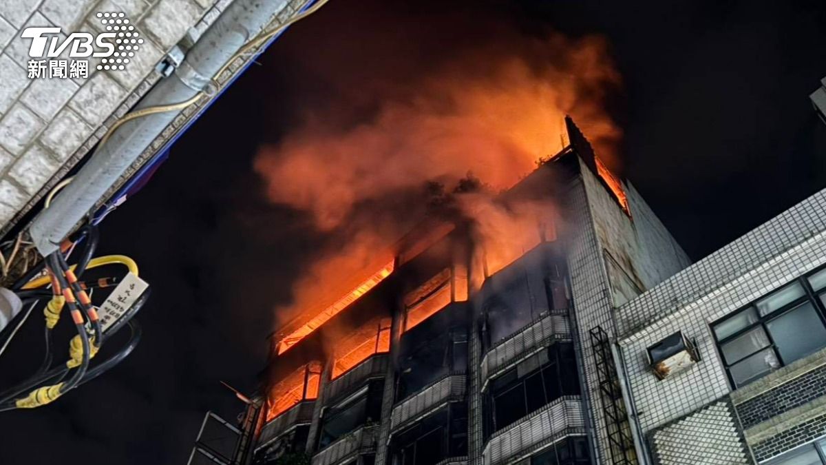 桃園區和平路一棟半廢棄大樓發生嚴重火警。(圖/TVBS)