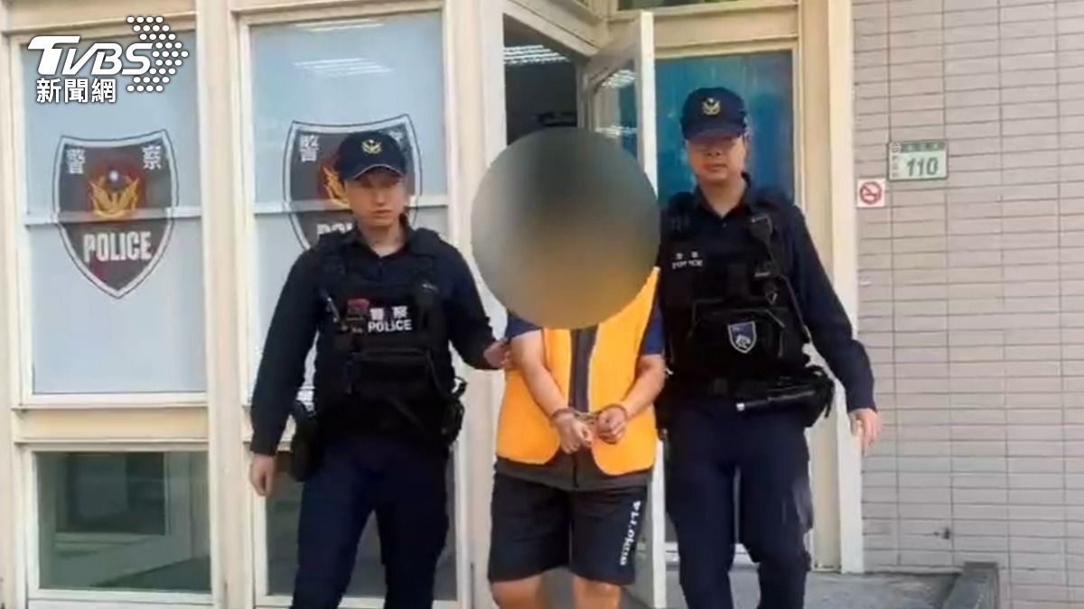 女子涉嫌縱火,警方將她帶回警局後送辦。(圖/TVBS)