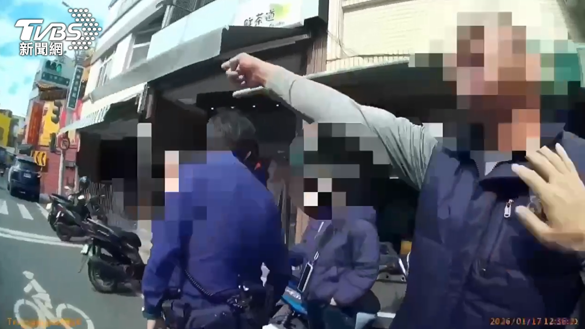 高雄林園一名汽車駕駛違停在機車停等區，後方女騎士按喇叭示意後，雙方爆發激烈口角。（圖／TVBS）