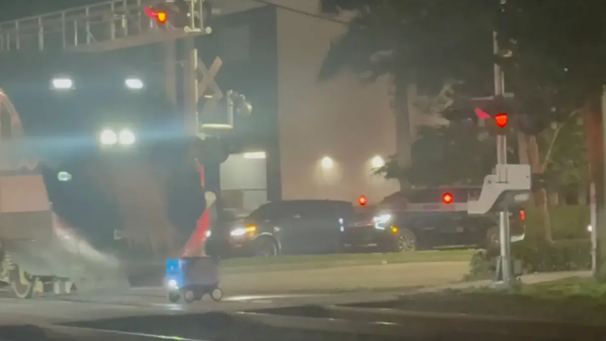 Uber Eats機器人慘劇!外送路上卡鐵軌 遭火車撞成碎片