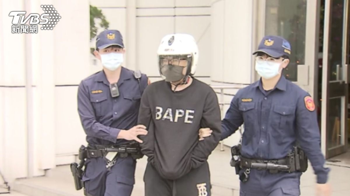 盧姓嫌犯因為債務糾紛,拿出斧頭,追砍生意上的合夥人。(圖/TVBS)