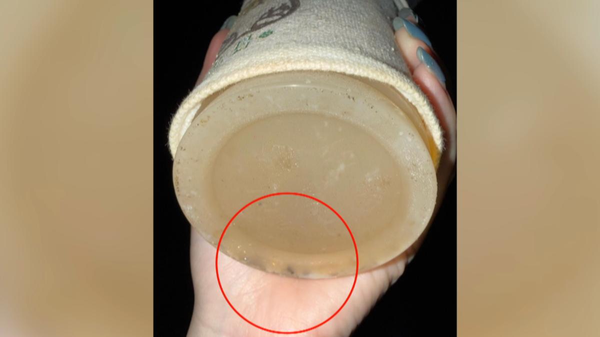 一名女子在高雄鹽埕區夜市購買冬瓜雪淇冰後,發現杯底竟有螞蟻及不明碎屑。(圖/翻攝Threads_cindyyyy518)