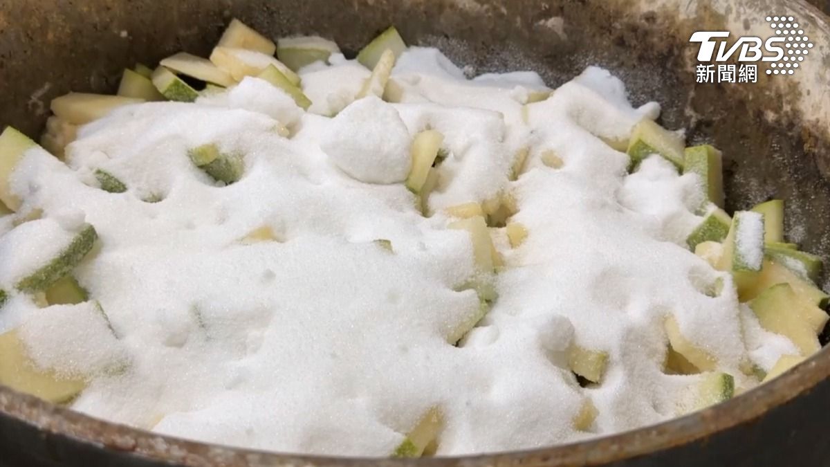 其他專門販售冬瓜茶的業者表示,炒好的冬瓜糖放涼後就要立即放入冰箱保存。(圖/TVBS)