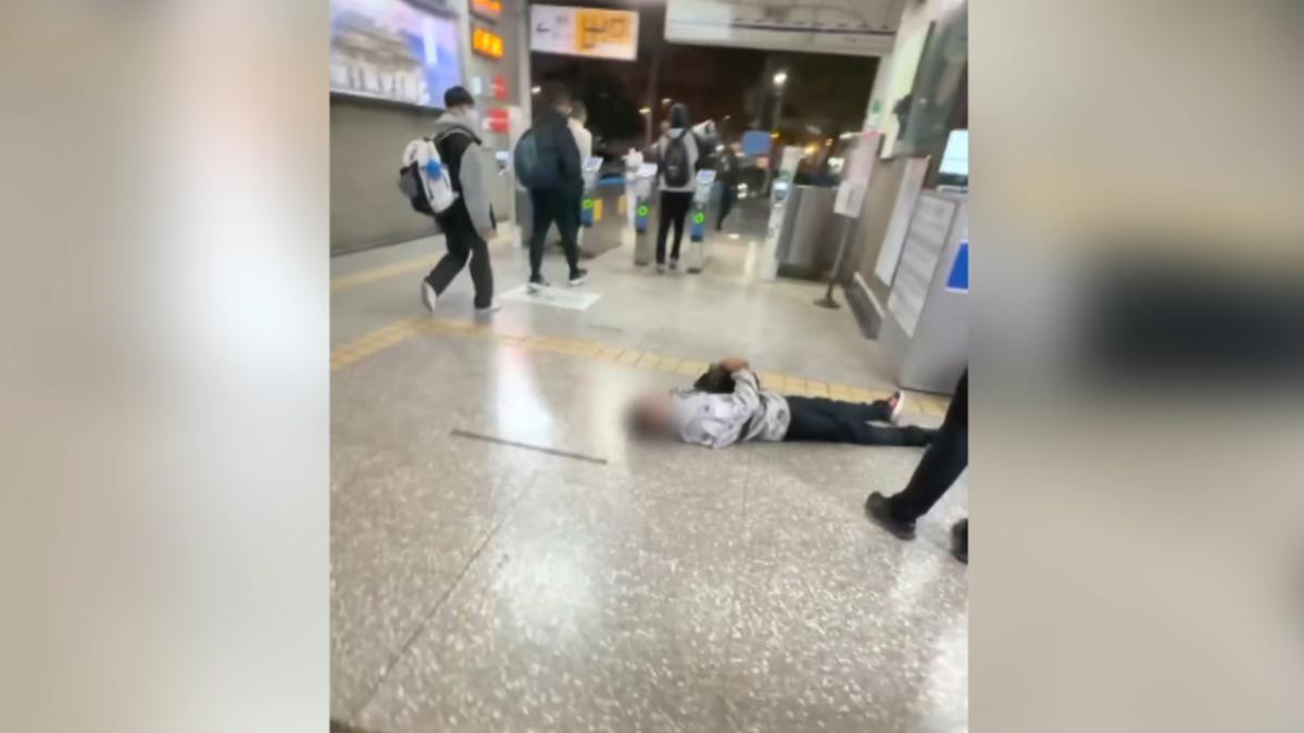 台南新營一名31歲蔣姓男子搭火車途中,一時無法出示車票遭列車長請下車,一氣之下躺在票閘口前。(圖/翻攝Threads_allen_0929)