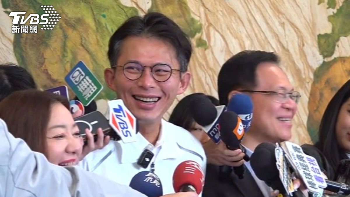 去年自掏腰包發年終,黃國昌笑稱今年「不會少」,由黨部出錢。(圖/TVBS)