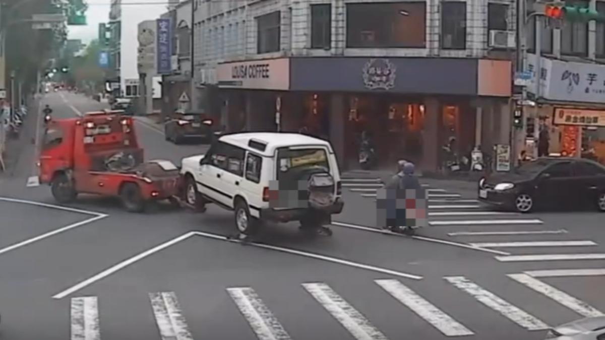拖吊車疑似未妥善固定，導致後方小客車轉彎時遭甩出。（圖／TVBS）