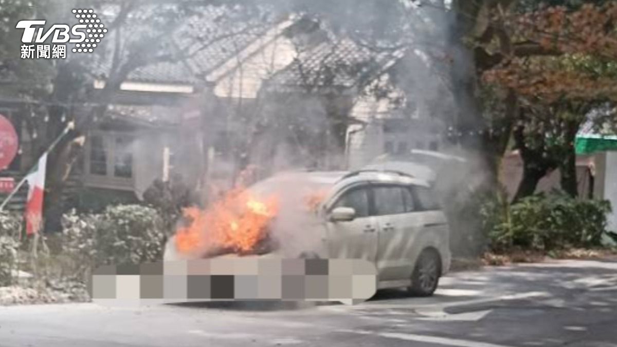 快訊/陽明山火燒車意外!緊鄰美國渡假村 驚險畫面曝光