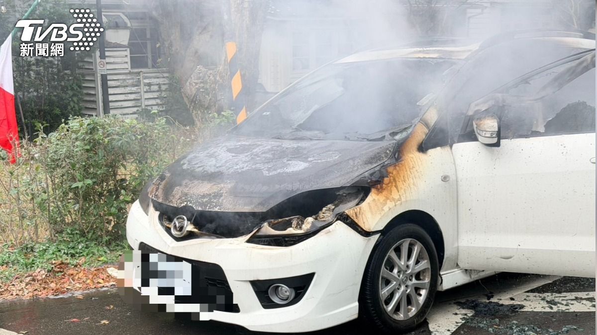 轎車車頭被燒得面目全非。(圖/TVBS)