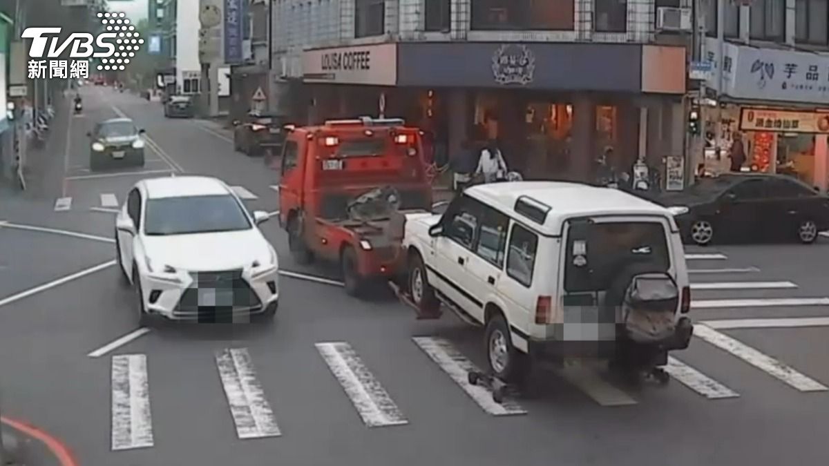 宜蘭大學前巨響!休旅車滑落撞安全柱 拖吊車脫鉤驚險畫面曝