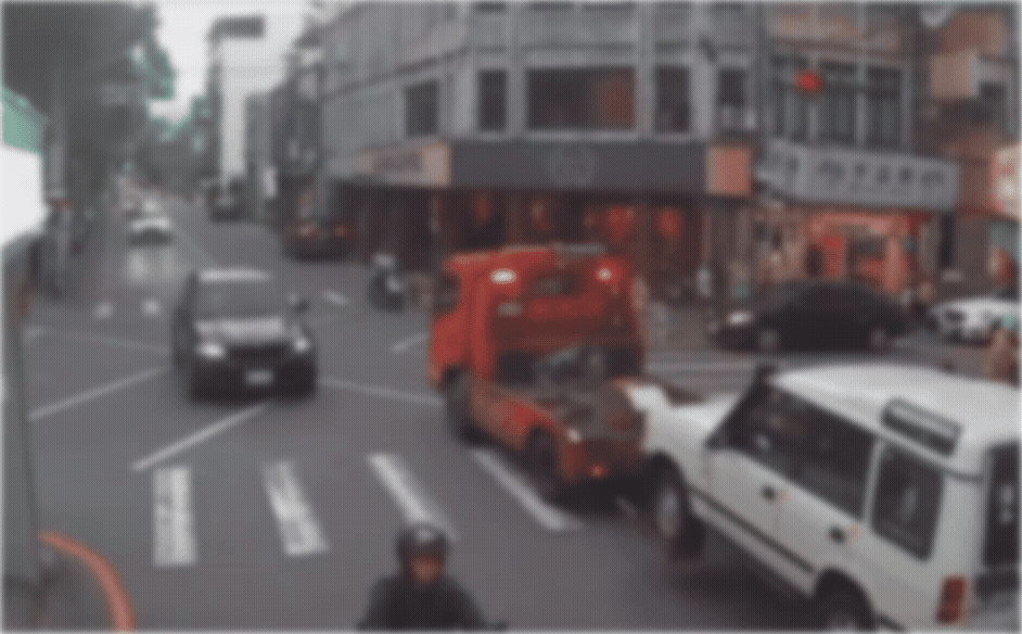 休旅車遭拖吊,脫鉤滑出撞上人行道。(圖/TVBS)