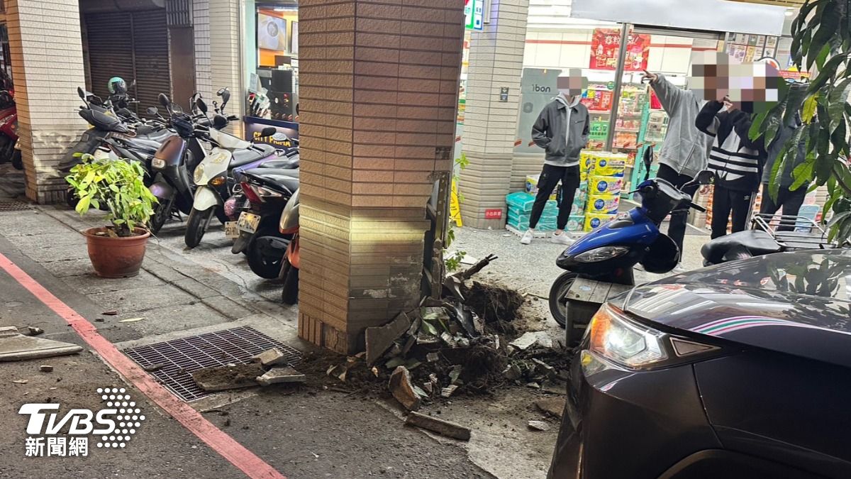 有片／中和77歲翁「吃感冒藥頭暈」駕車撞爆超商柱子、盆栽噴飛