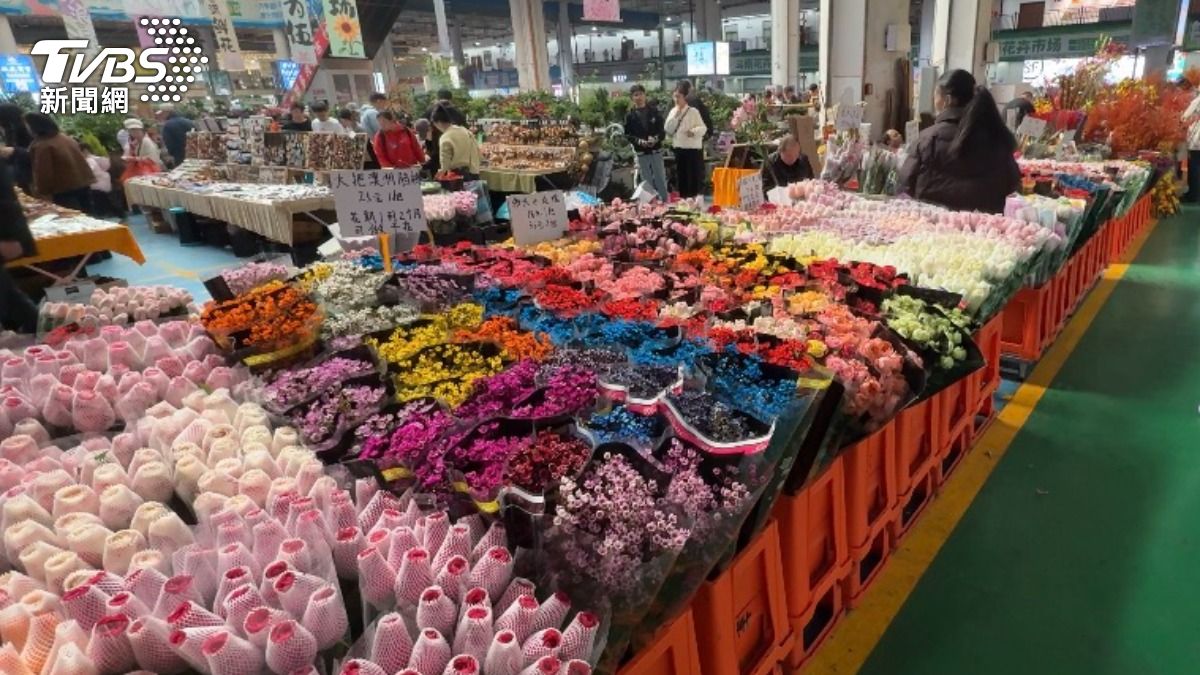 雲南昆明「斗南國際花卉市場」一天能賣600萬枝花。(圖/TVBS)