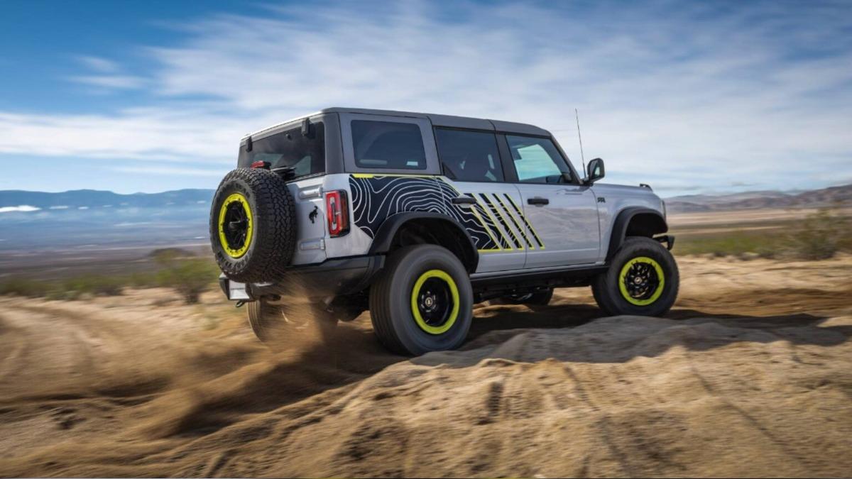 Ford Bronco RTR全車採用Hyper Lime螢光綠點綴,包含車身貼紙、水箱護罩銘牌、葉子板標記與輪圈。(圖/Ford提供)