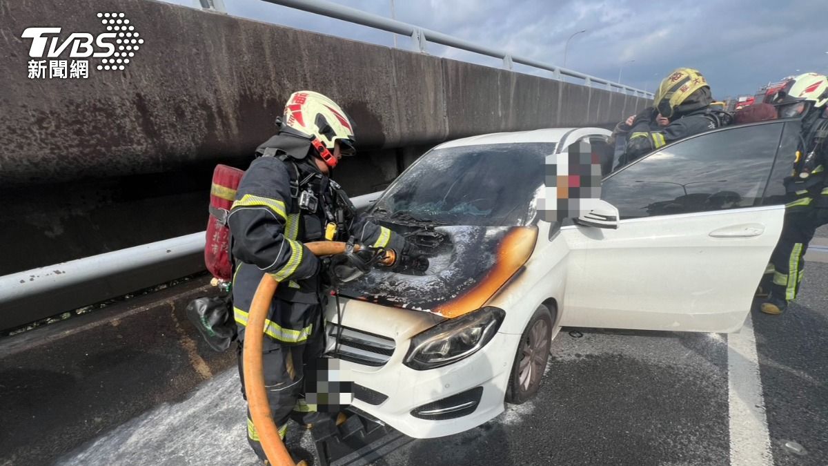 快訊/國1五股交流道賓士車頭突起火 一家3口驚恐逃下車