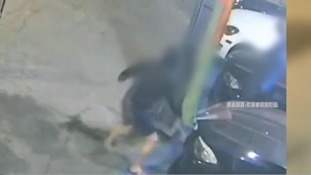 監視器全錄！男衝太快先滑一跤　爬起猛砸雙B轎車秒逃。(圖／社會事新聞影音)