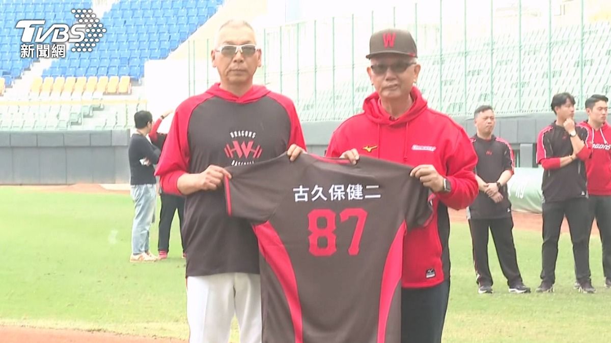 古久保健二領下新球衣,正式成為龍隊新任巡迴統籌教練。(圖/TVBS)