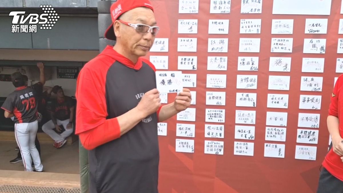 古久保健二在祝福小卡上寫下「優勝」二字,顯示他希望將總冠軍經驗帶到龍隊。(圖/TVBS)