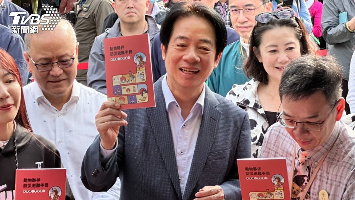 總統賴清德手持獸醫師公會全聯會推出「動物版小橘書」。（圖／林茜妤攝）